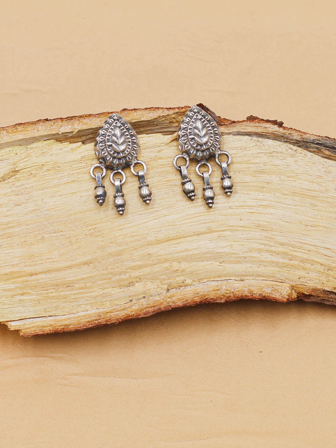 

SANGEETA BOOCHRA Leaf Shaped Ear Cuff Earrings, Silver