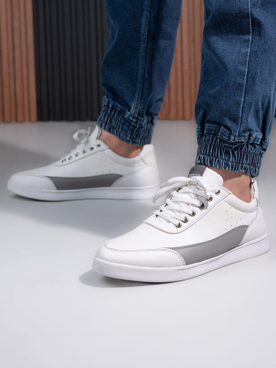 

The Roadster Lifestyle Co. Men White Colourblocked Lightweight Sneakers