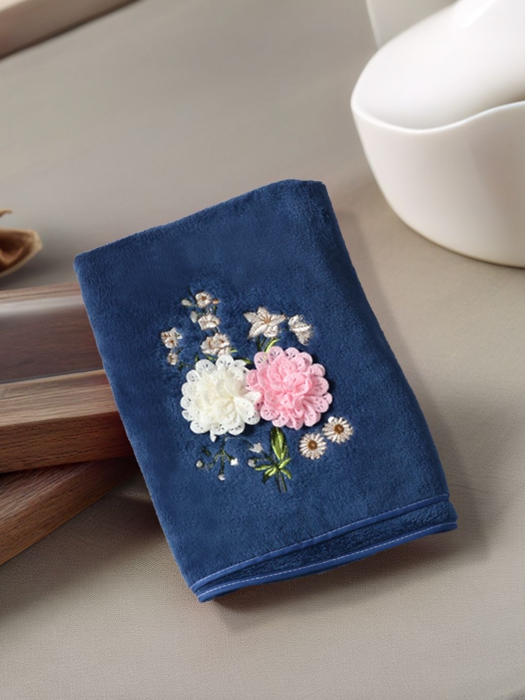 

FABINALIV Blue & White 1 Cotton 400 GSM Bath Towel