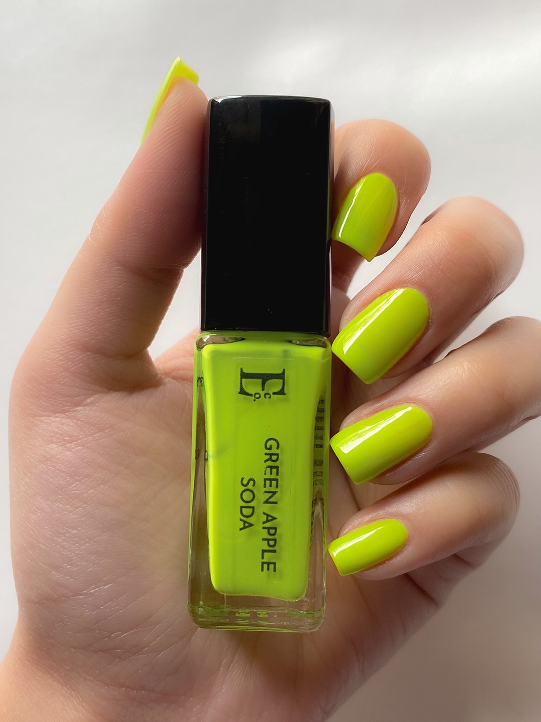 

ELLEMENT CO. Vegan Nail Lacquer - 10 ml - Green Apple Soda EC-163, Lime green