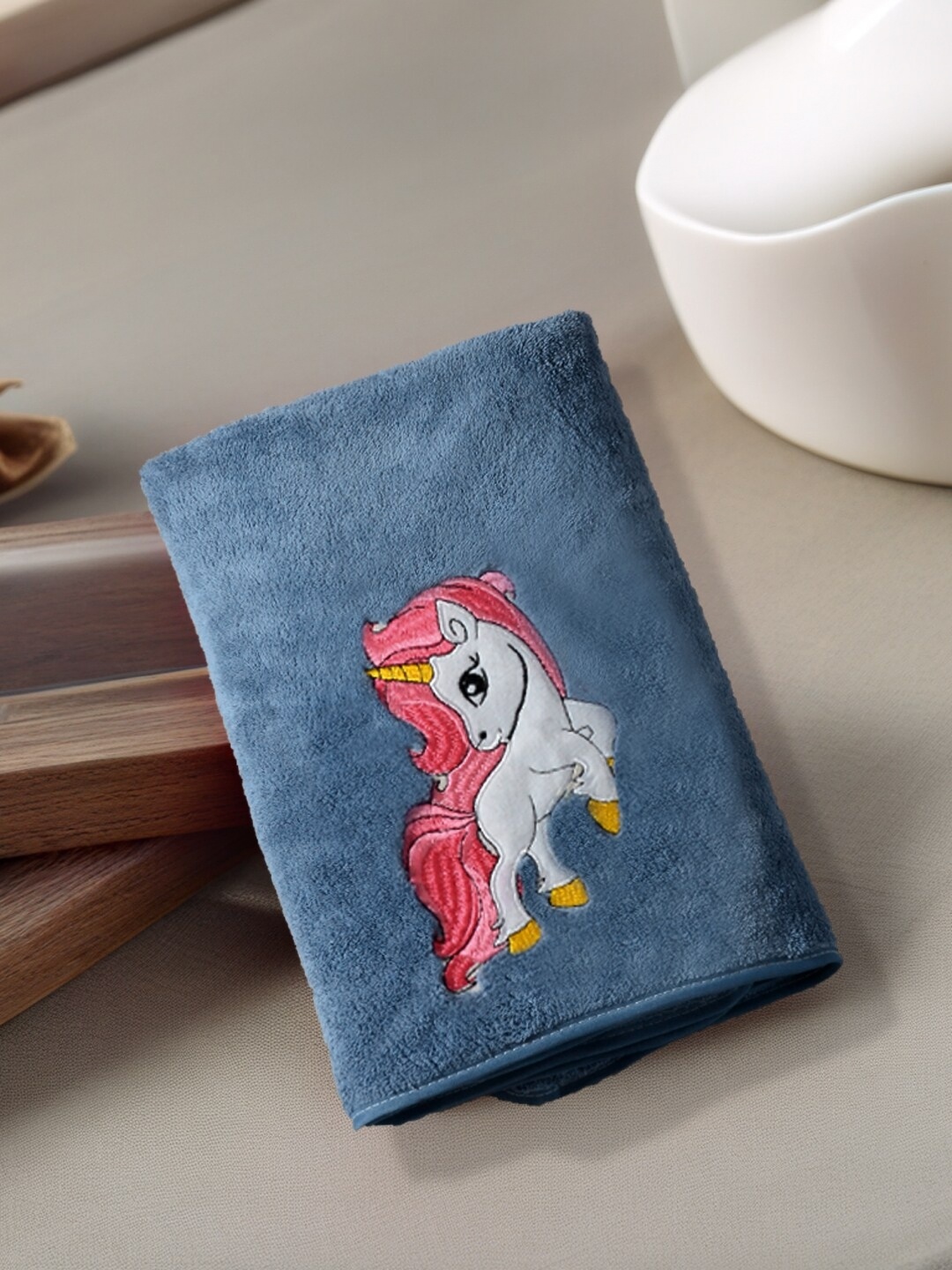 

FABINALIV Blue & White Cartoon Design Pure Cotton 400 GSM Bath Towel