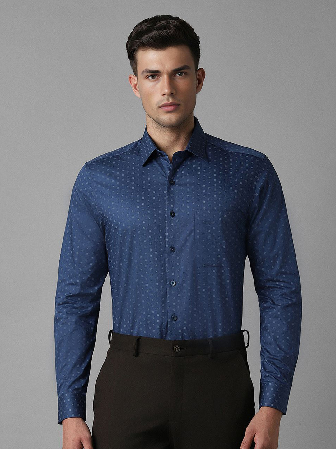 

Louis Philippe Men Micro Ditsy Printed Spread Collar Slim Fit Formal Shirt, Navy blue