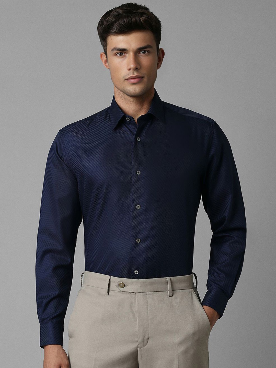 

Luxure by Louis Philippe Men Spread Collar Solid Formal Shirt, Navy blue