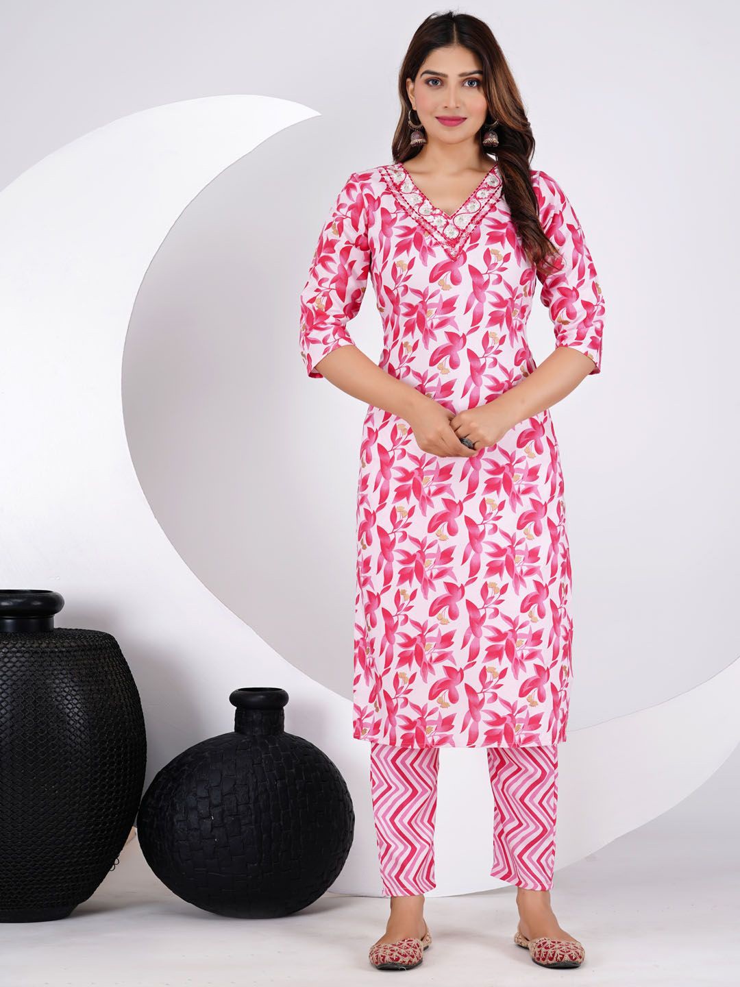 

Meena Bazaar Floral Printed V-Neck Thread Work Straight Kurta with Trousers, Pink