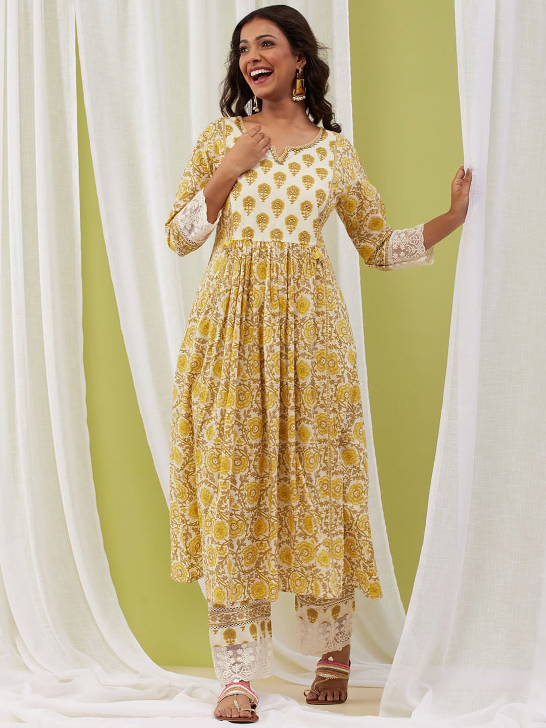 

Meena Bazaar Floral Printed Notched Neck Thread Work Straight Kurta with Trousers, Yellow