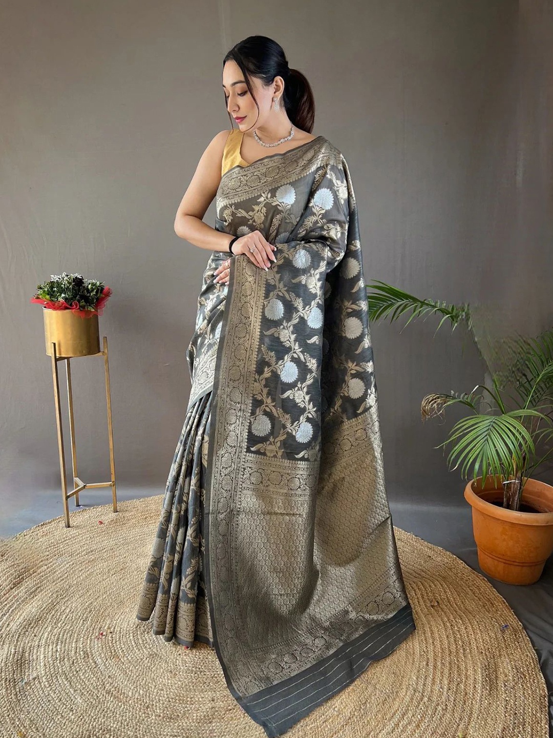 

nirja Fab Woven Design Zari Banarasi Saree, Grey