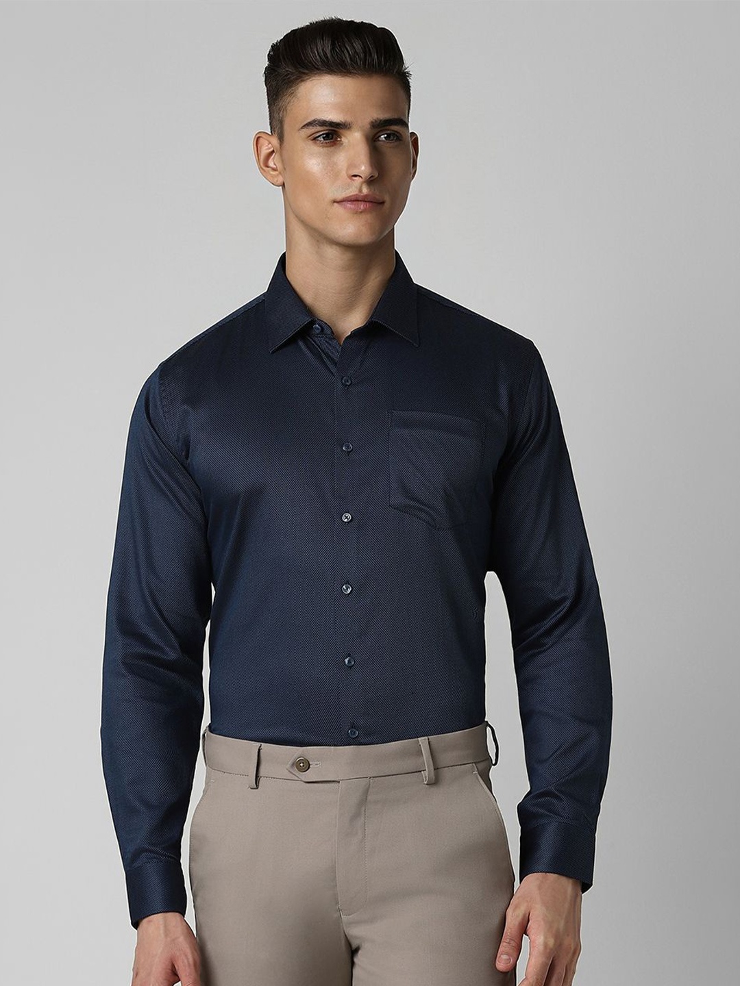 

Van Heusen Men Slim Fit Spread Collar Solid Pure Cotton Shirt, Navy blue