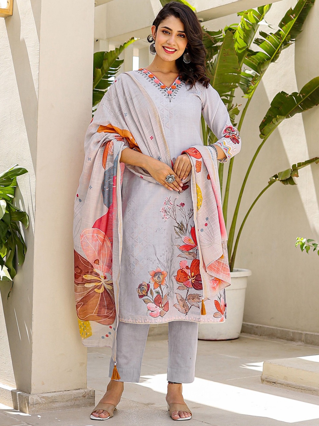 

Label Khoj Floral Embroidered Regular Linen Straight Kurta With Trousers & Dupatta, Grey