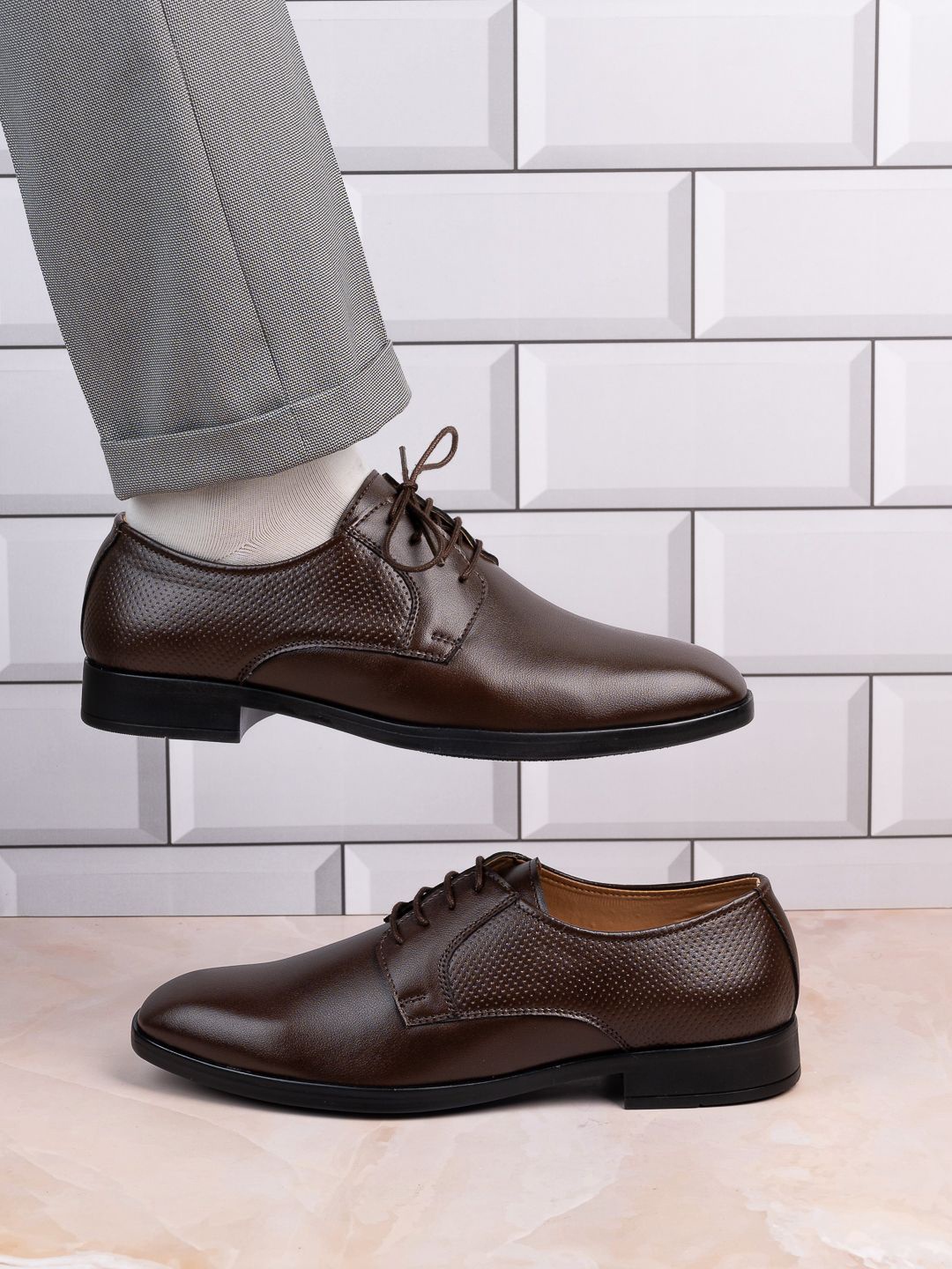 INVICTUS Men Textured Square Toe Formal Derbys, Brown