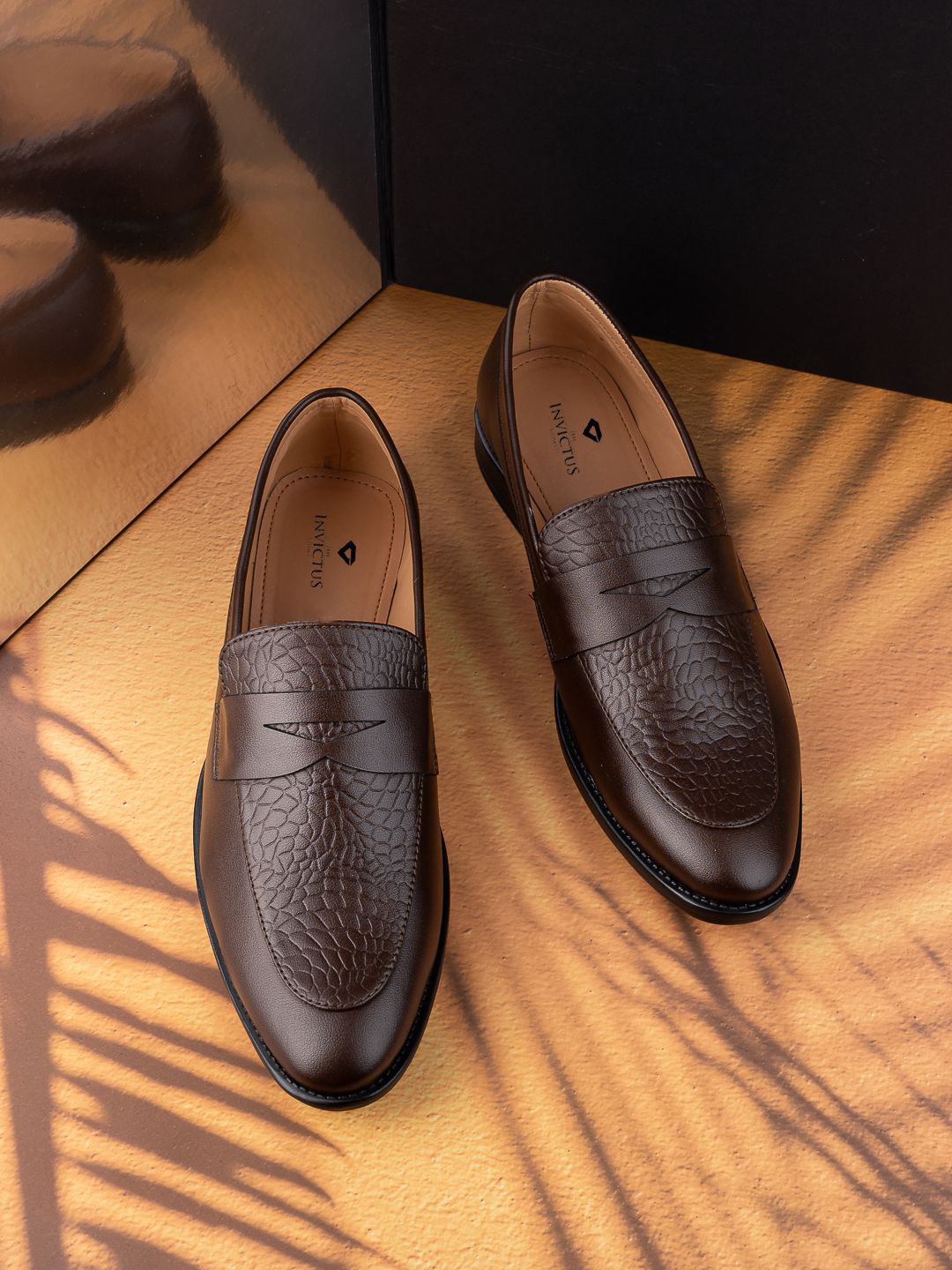 

INVICTUS Men Textured Round Toe Formal Loafers, Brown