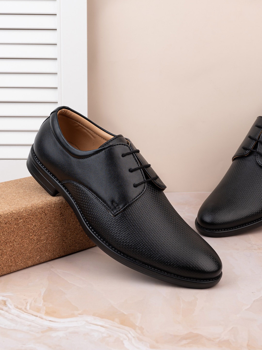 

INVICTUS Men Leather Formal Derbys, Black
