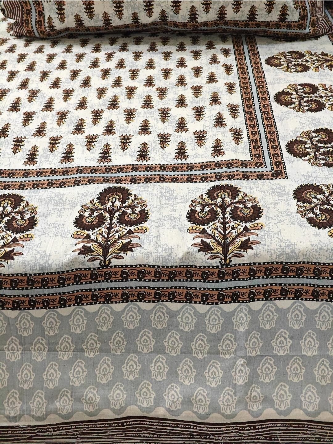 

Block Print Story Brown & White Floral 210 TC Pure Cotton Queen Bedsheet & 2 Pillow Covers