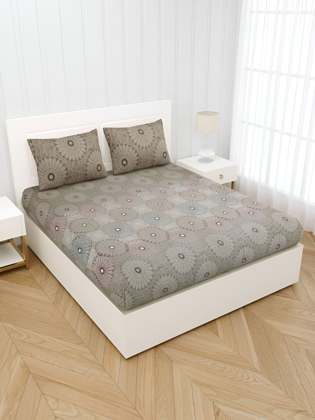 

BED-SHEET.COM Brown & White Printed Cotton 250 TC King Bedsheet With 2 Pillow Covers