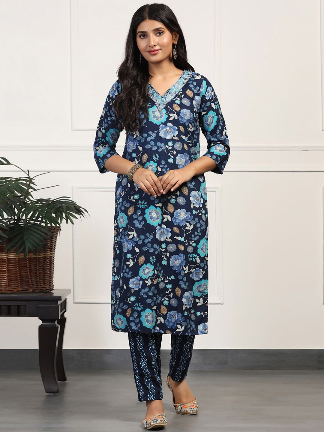 

FASHION DREAM Floral Printed V-Neck Straight Kurta With Trousers, Blue
