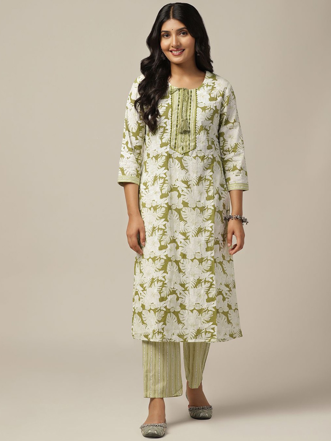 

FASHION DREAM Floral Printed Tie-Ups Straight Kurta With Trousers, Green