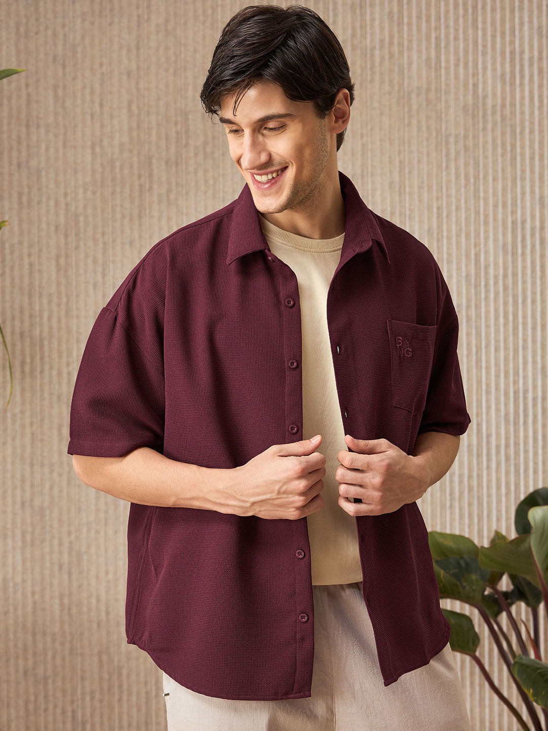 

Beyoung Men Spread Collar Solid Oversized Casual Shirt, Maroon