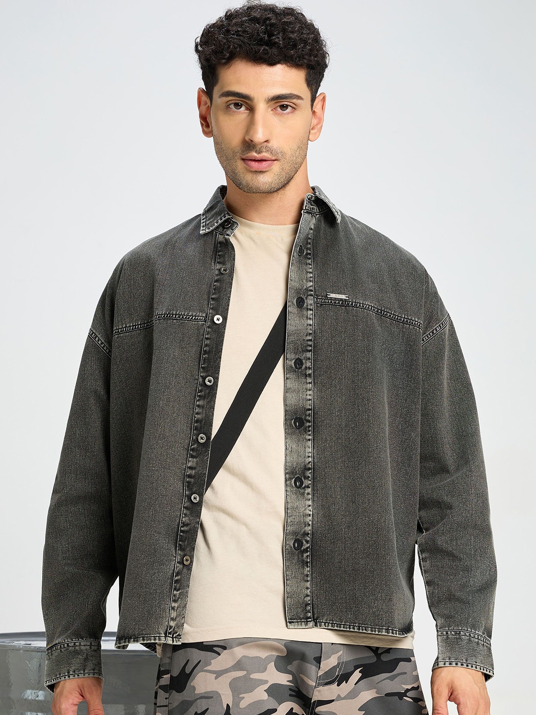 

Beyoung Men Spread Collar Solid Oversized Casual Shirt, Grey