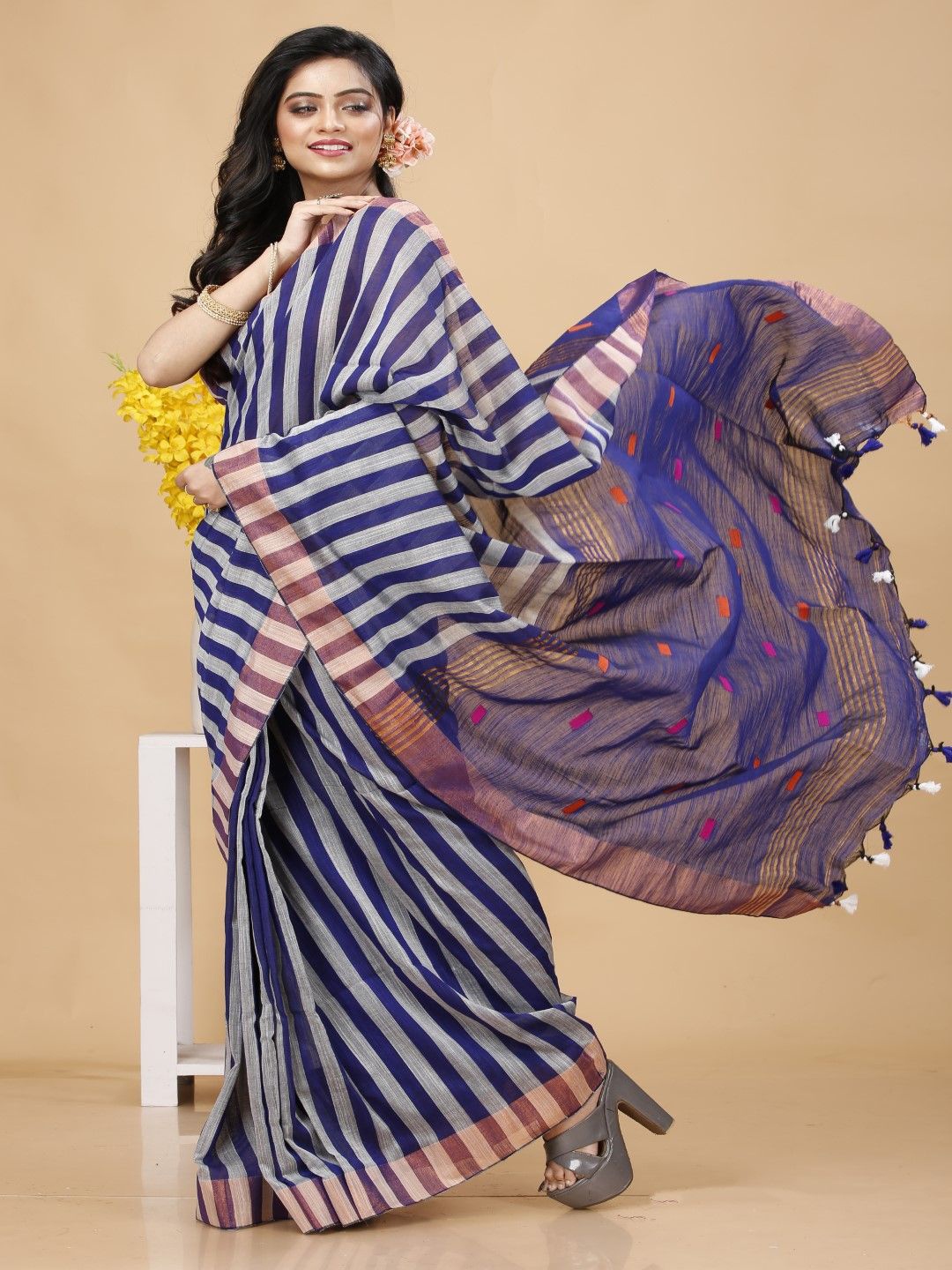 

Bong ButiQ Striped Pure Cotton Khadi Saree, White