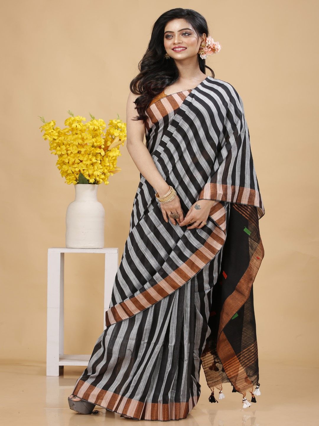 

Bong ButiQ Striped Pure Cotton Khadi Saree, White