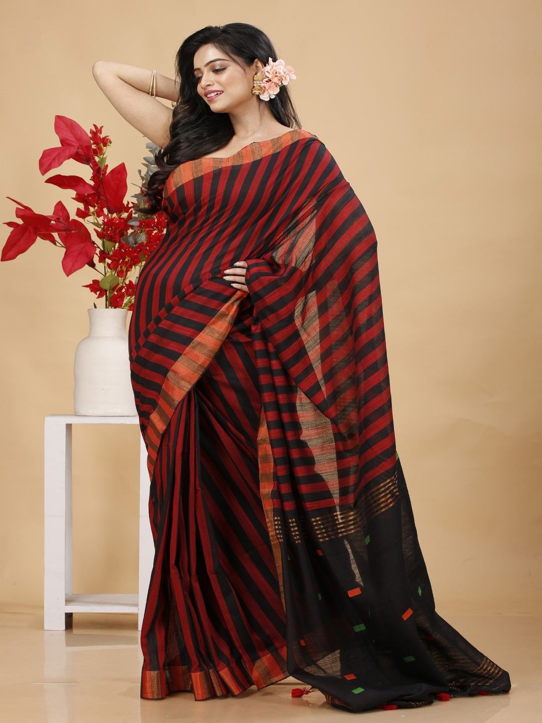 

Bong ButiQ Striped Pure Cotton Khadi Saree, Black