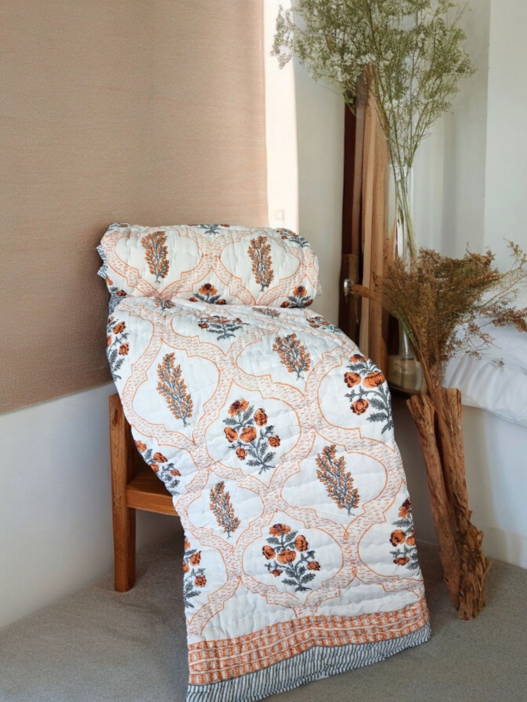 

Feels Like Home Rust & White Floral Mild Winter 350 GSM Double Bed Quilt