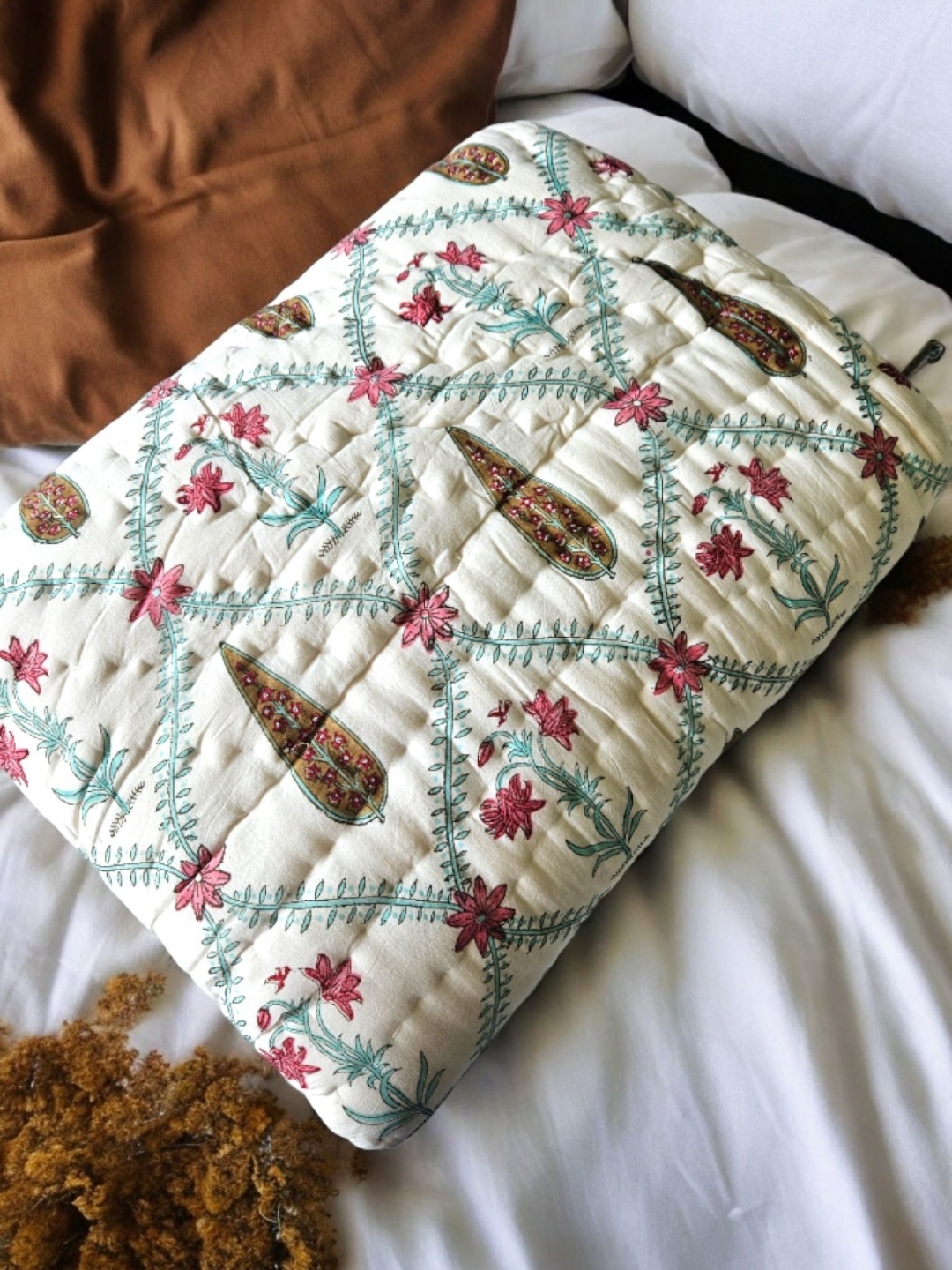 

Feels Like Home Brown & White Floral Mild Winter 350 GSM Double Bed Quilt