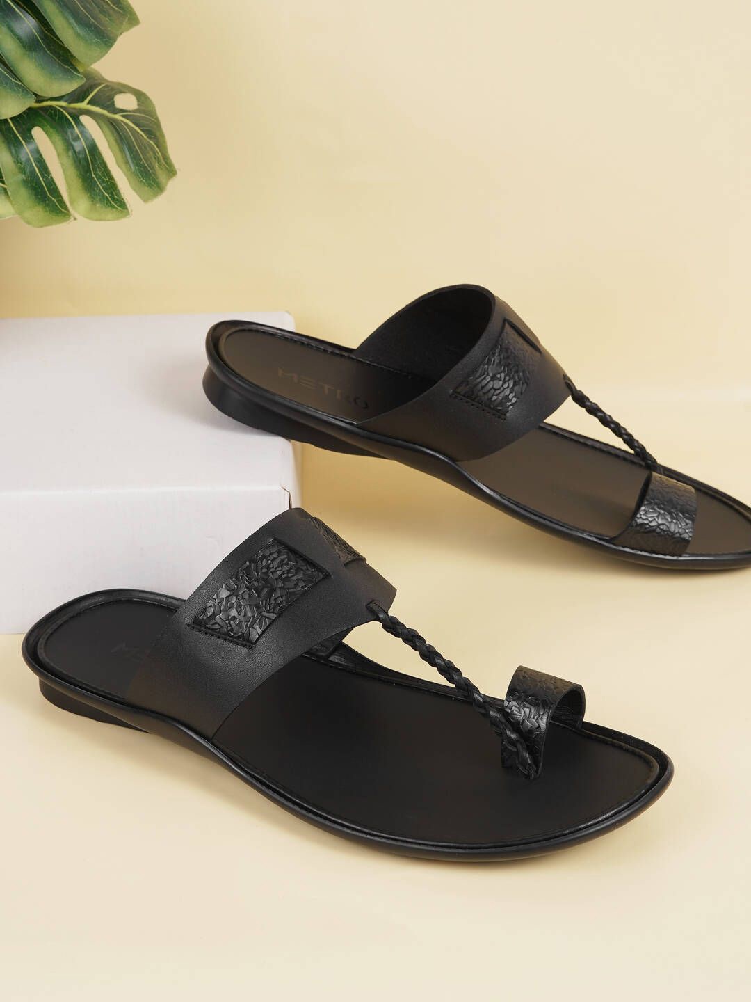 

Metro Men Textured Leather Comfort Sandals, Black