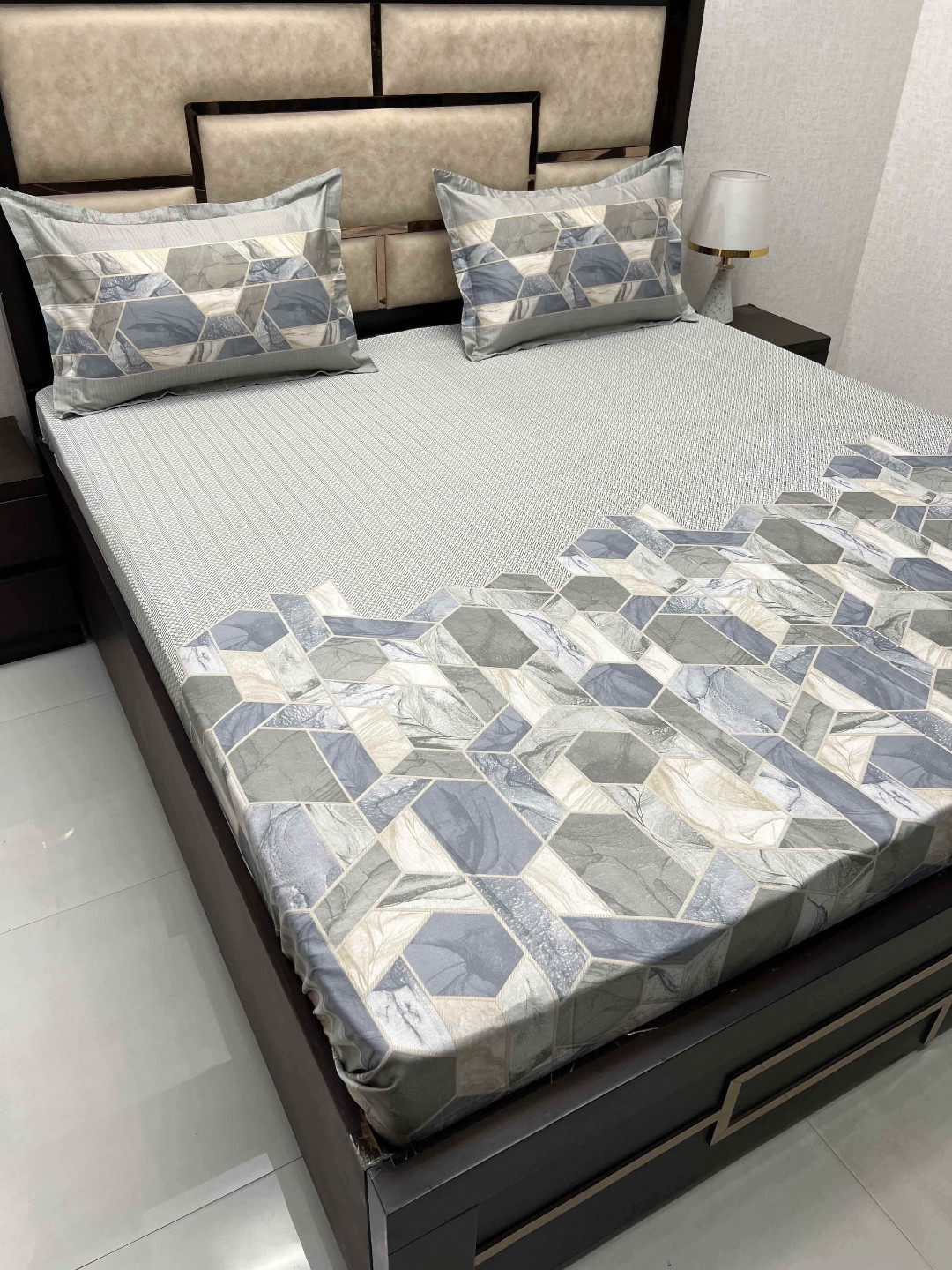 

Pure Decor Grey & Beige Printed Pure Cotton 400 TC King Bedsheet with 2 Pillow Covers