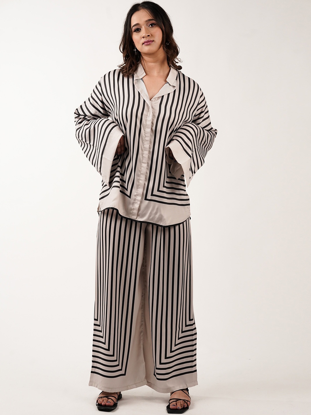 

NoLabels Striped Long Slit Sleeves Shirt & Trouser, Off white