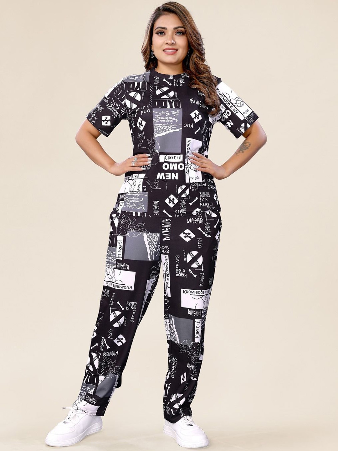 

TITANIUM SILK INDUSTRIES PVT. LTD. Printed T-Shirt & Trousers, Black