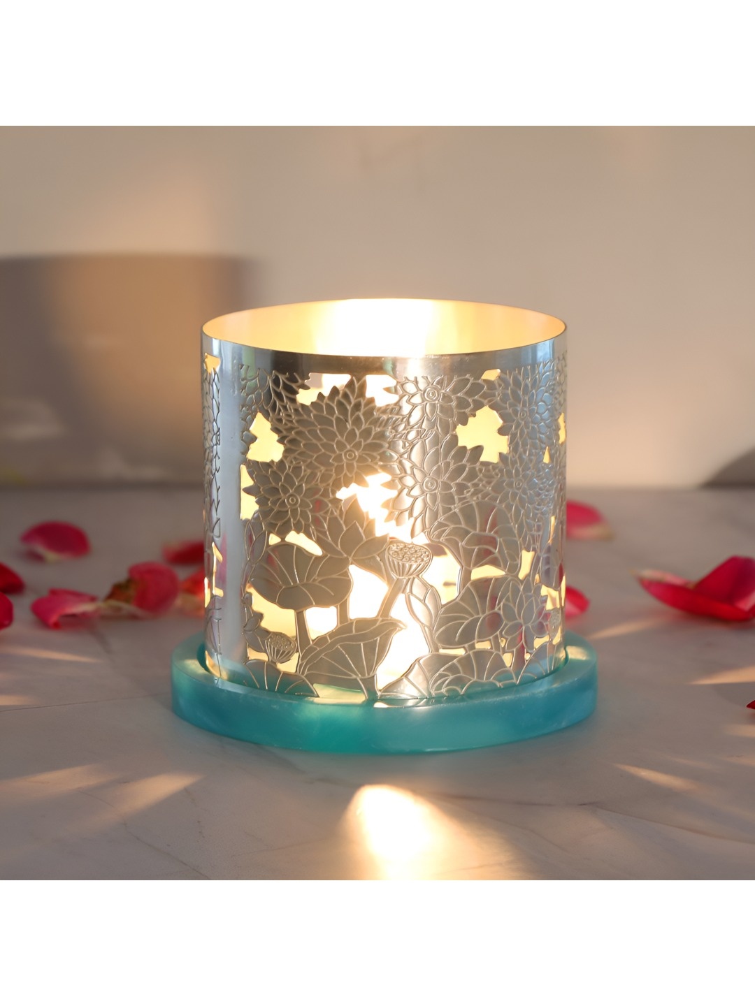 

THE HOME CO. Silver-Toned & Blue Textured Lotus Candle Holder