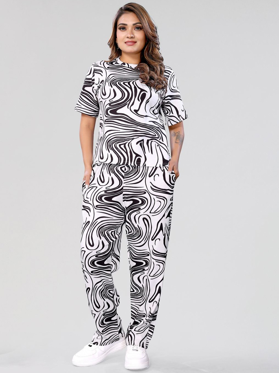 

PYARI - A style for every story Abstract Printed Short Sleeves T-Shirt With Trousers, Black