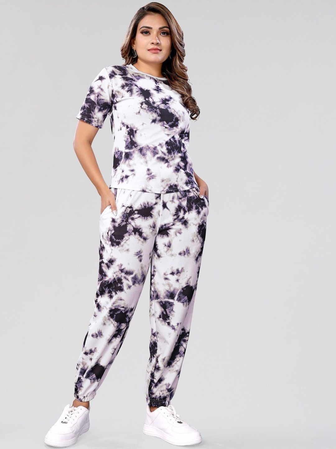

PYARI - A style for every story Tie and Dye Printed Casual T-Shirt With Joggers, Black