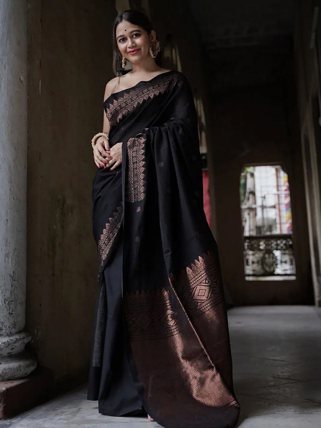 

Aldwych Woven Design Zari Silk Blend Banarasi Saree, Black