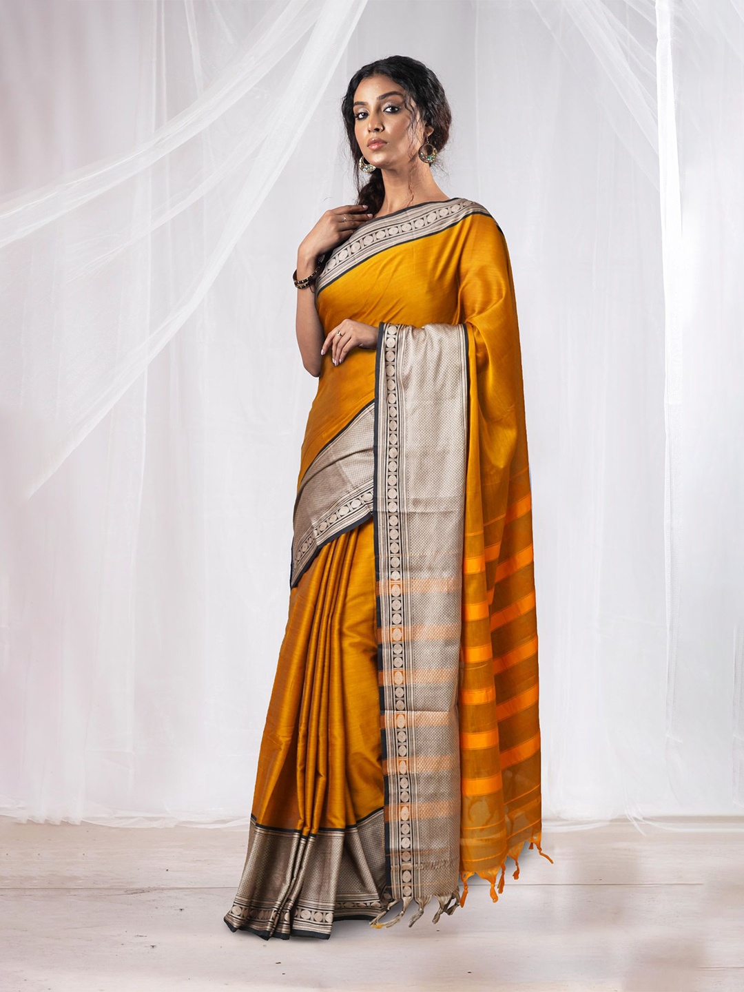 

Unnati Silks Zari Pure Cotton Handloom Narayan Peth Saree, Yellow