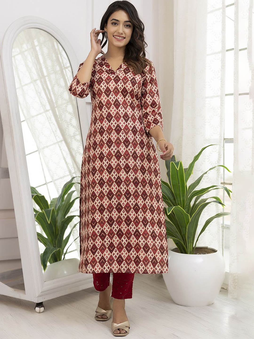 

Nayo V Neck Geometric Printed Straight Kurta, Maroon