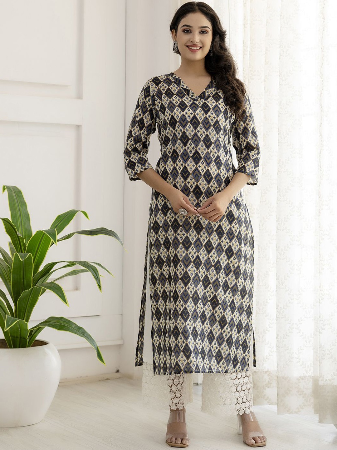 

Nayo V Neck Three Quarter Sleeves Geometric Printed Straight Kurta, Grey