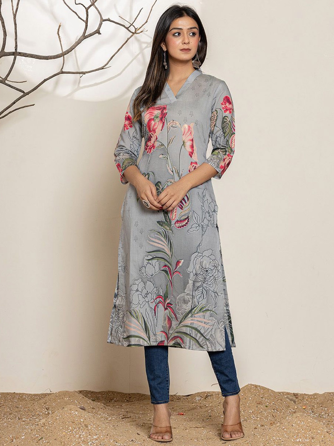 

Yufta Floral Printed V-Neck Three-Quarter Sleeves Straight Kurta, Grey