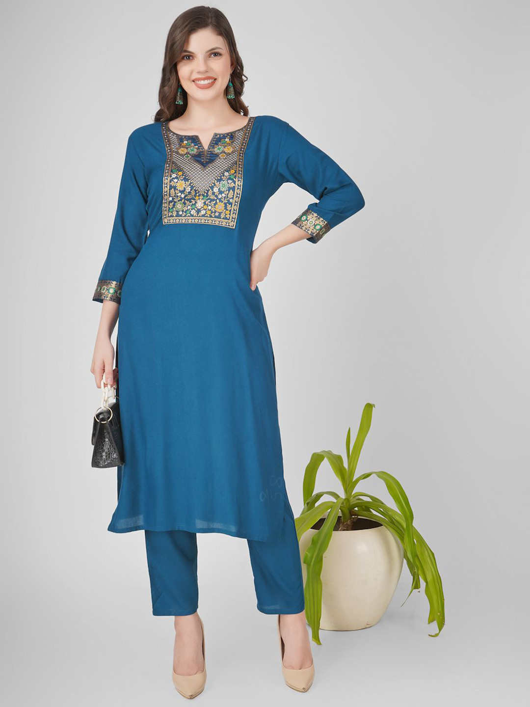 

Kinjo Floral Yoke Design Regular Straight Kurta With Trousers, Teal