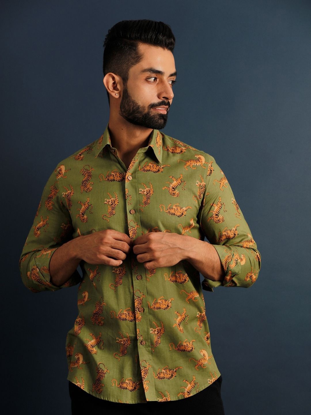 

Lightpole Men Animal Graphic Printed Spread Collar Casual Shirt, Green