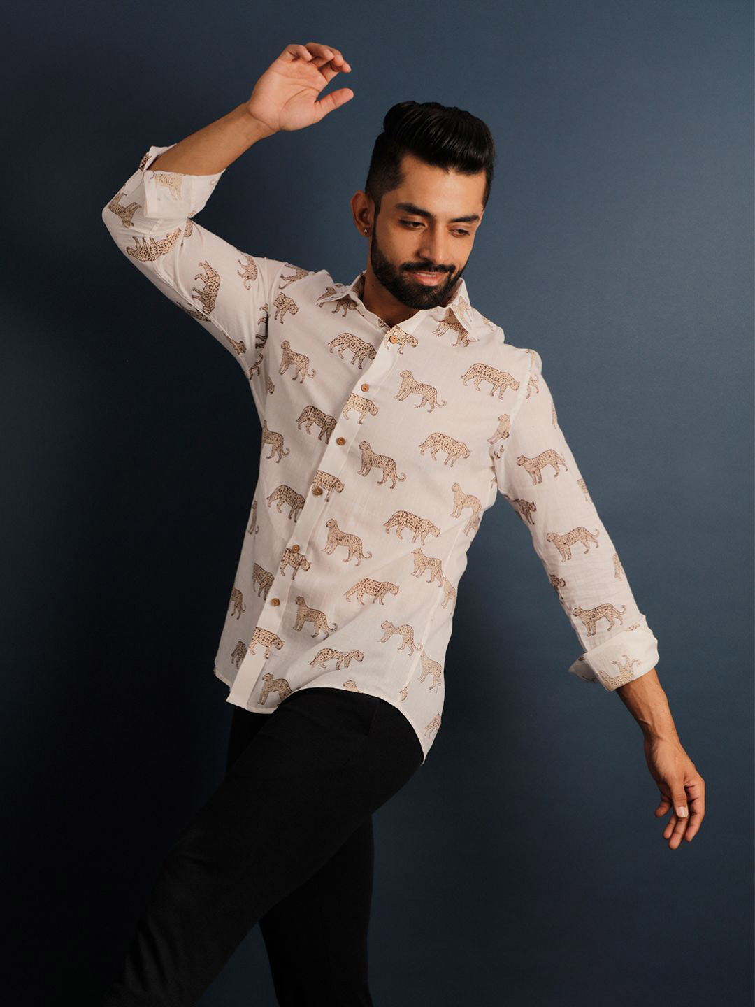 

Lightpole Men Animal Graphic Printed Spread Collar Casual Shirt, Off white