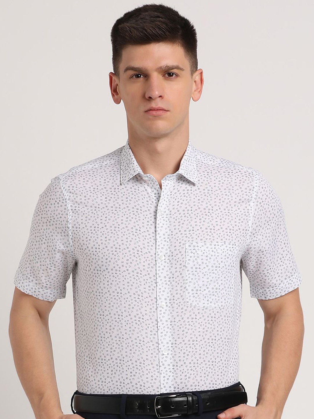 

Turtle Men Micro Ditsy Printed Spread Collar Formal Shirt, White