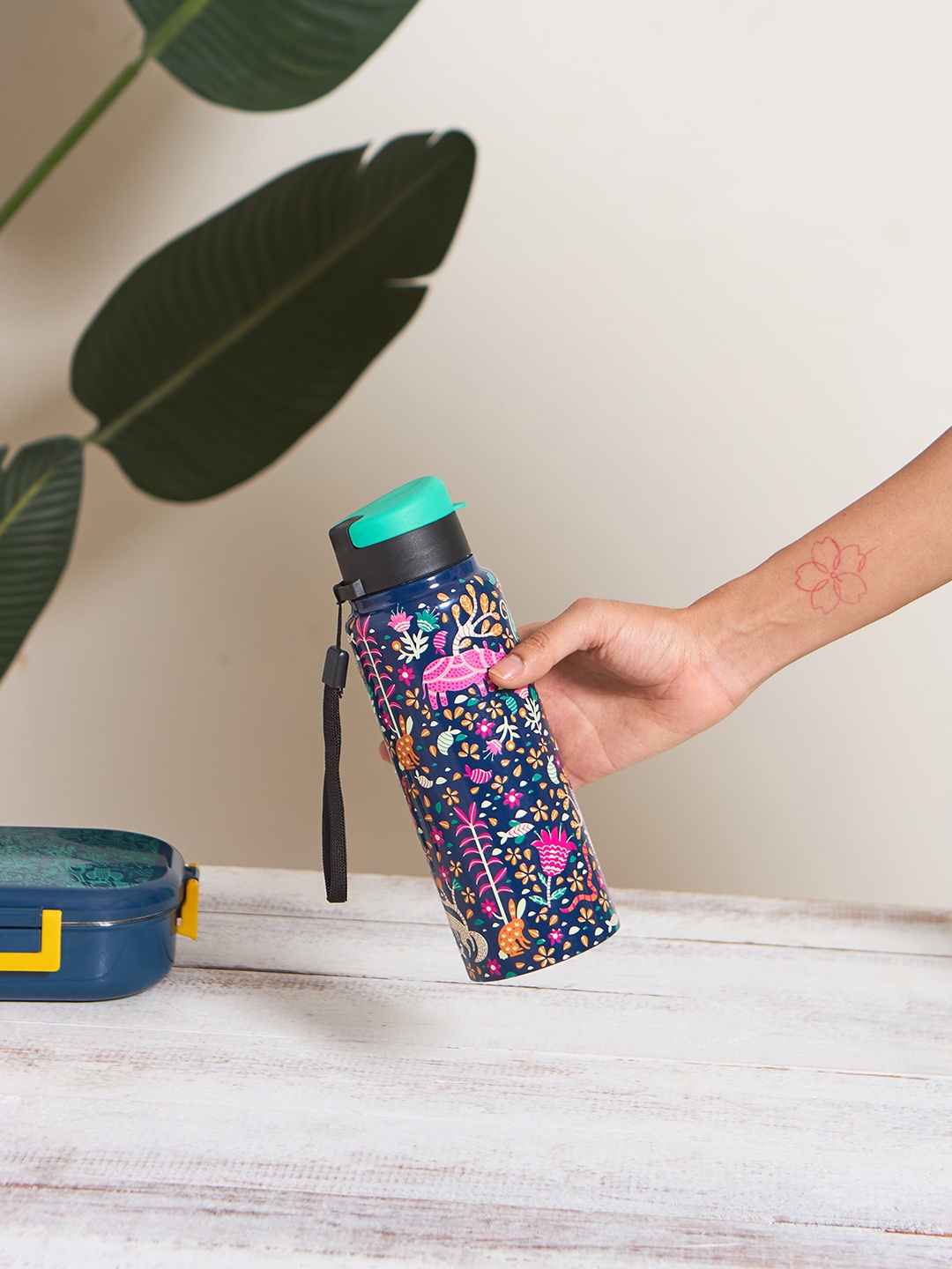 

Chumbak Blue & Pink Printed Stainless Steel Leak Proof Sipper Water Bottle 750 ml