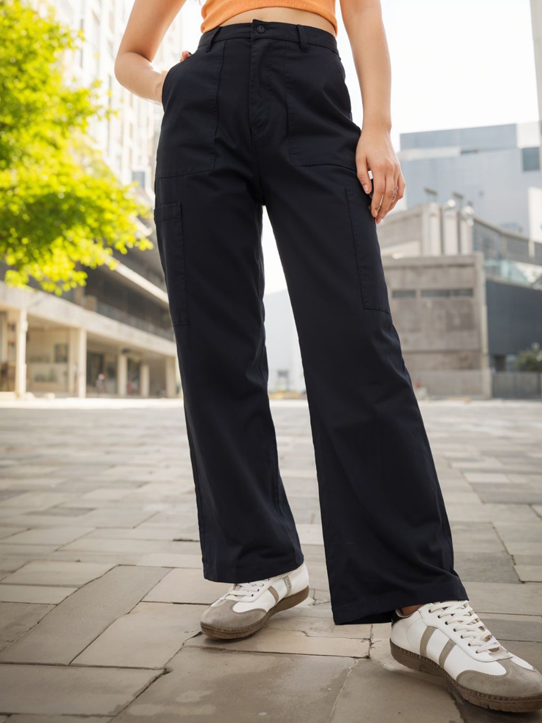 

Bewakoof Women Baggy Oversized Cargo Carpenter Trousers, Black
