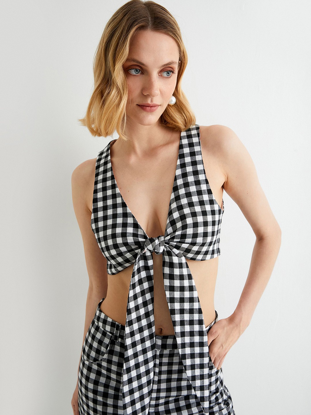 

Koton Checked Monochrome Tie-Up Neck Crop Top, Black