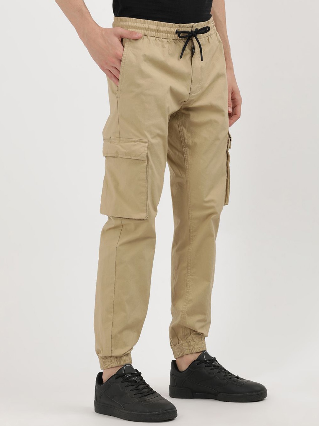 

Calvin Klein Men Skinny Fit Cargos Trousers, Beige