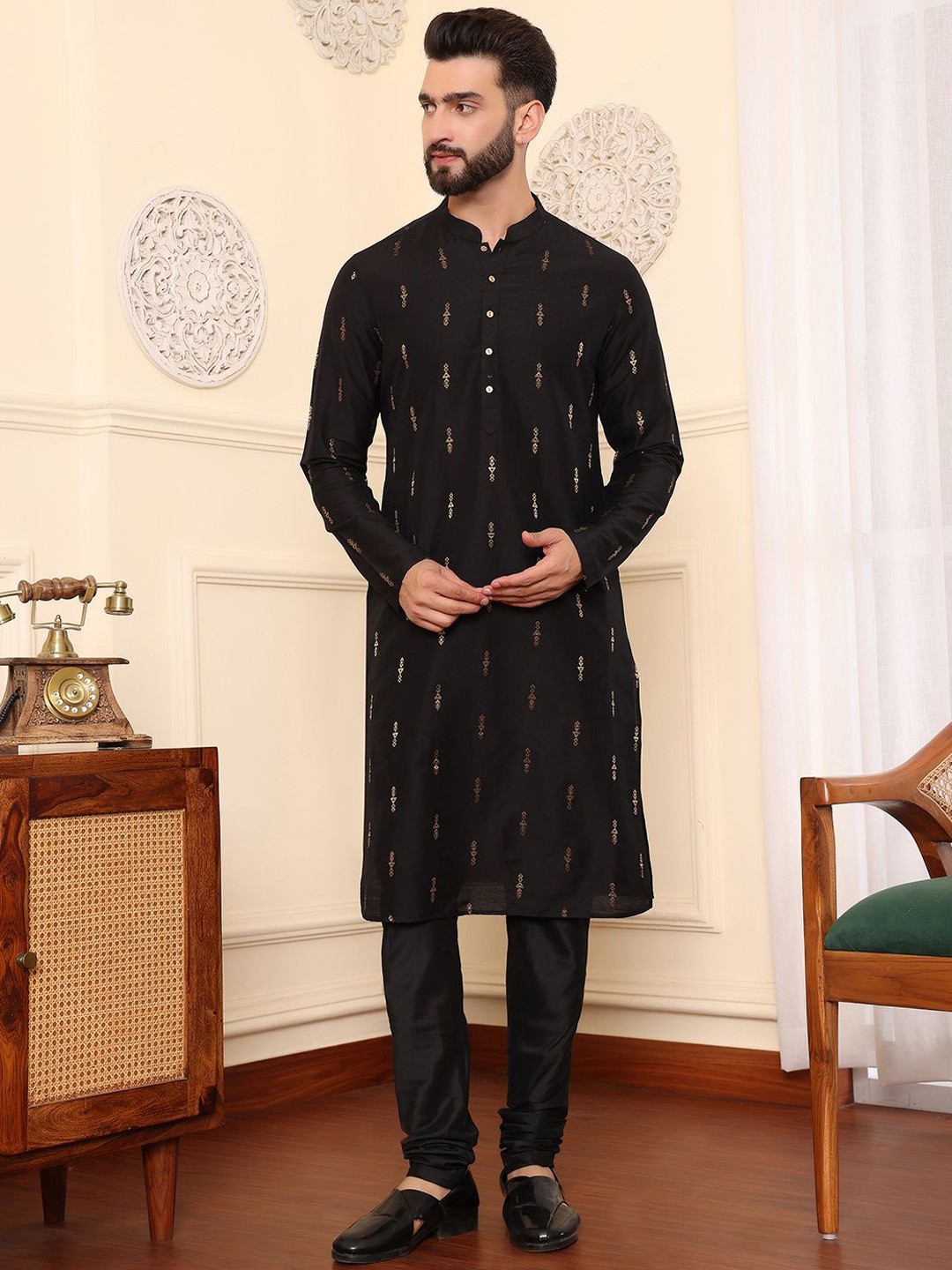 

DEYANN Men Regular Kurta with Churidar, Black