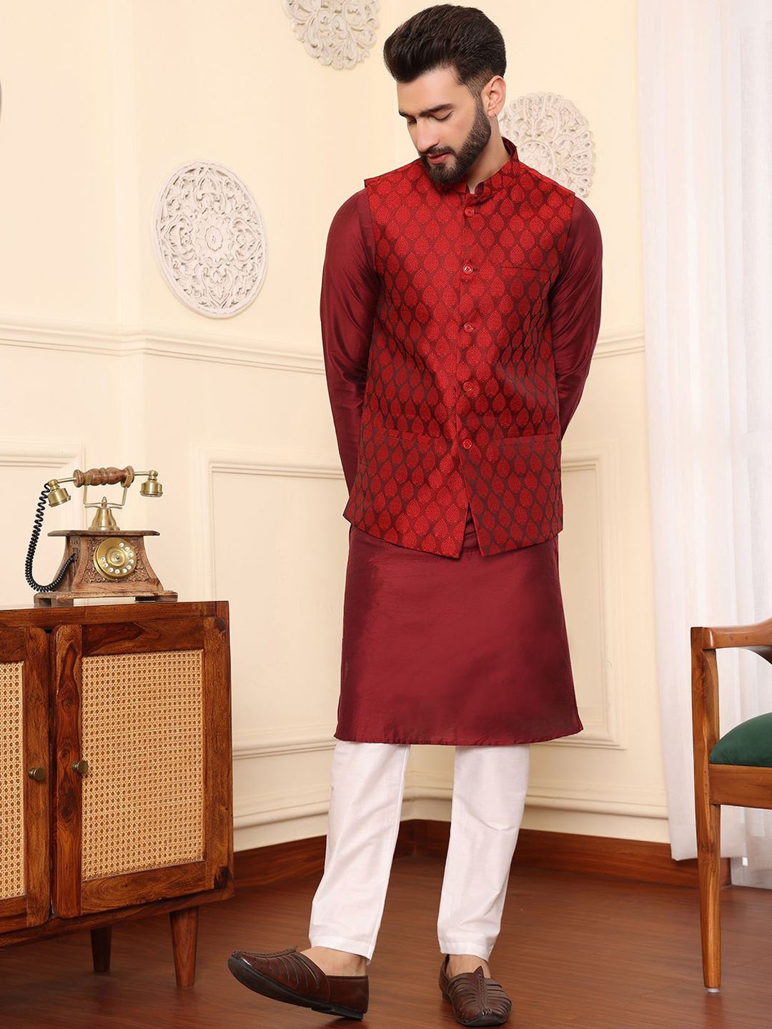 

DEYANN Men Regular Kurta with Churidar, Red