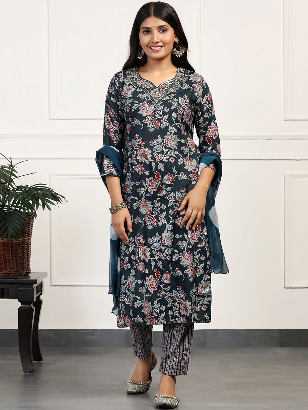 

FASHION DREAM Women Floral Printed Regular Kurta with Trousers & With Dupatta, Blue