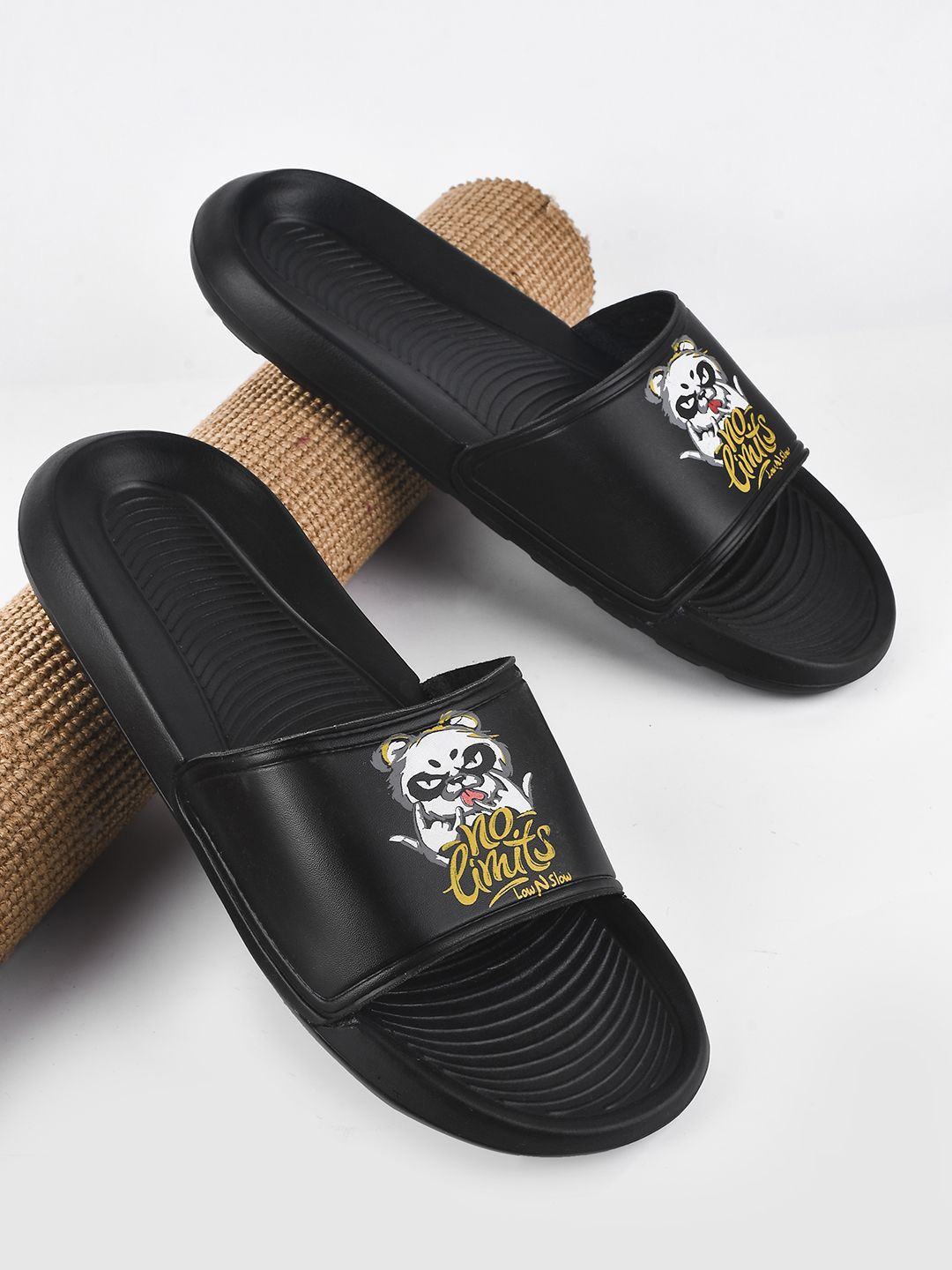 

PERY PAO Men Printed Sliders, Black